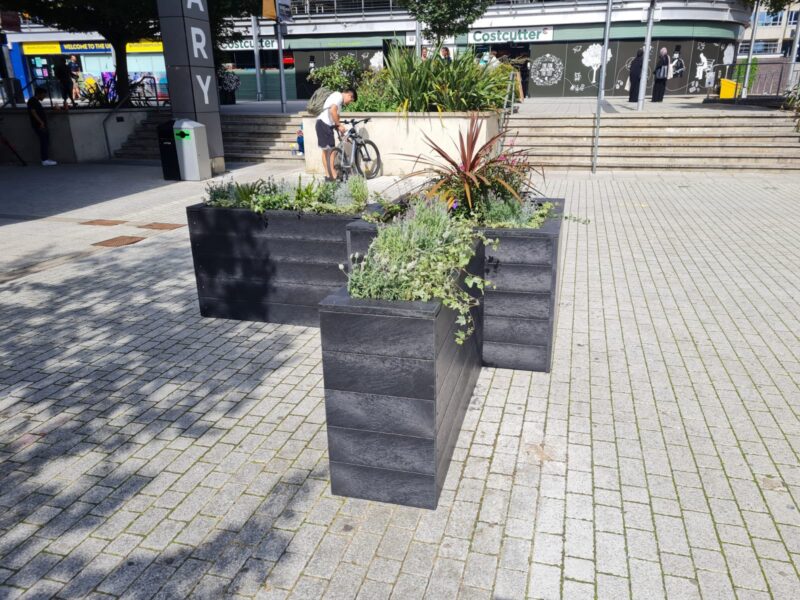 black plastic interlocking planters